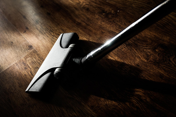 upright vacuum cleaning carpet